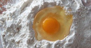 Foto: Mehlteig mit frischem Ei