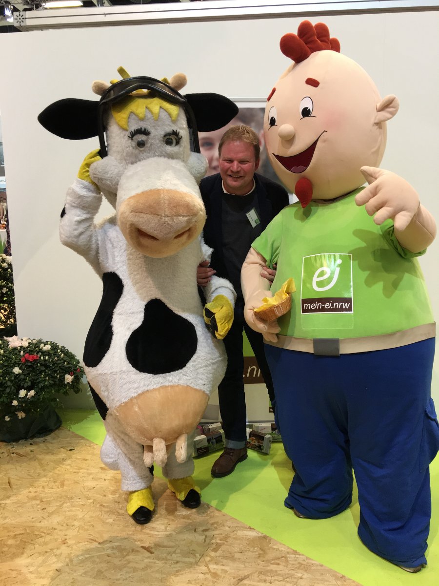 mein-ei.nrw Maskottchen "Kei", Vereinsmitglied Thomas Determeyer und "Lotte", Maskottchen der Vereinigung der Milchwirtschaft NRW, auf der IGW 2018