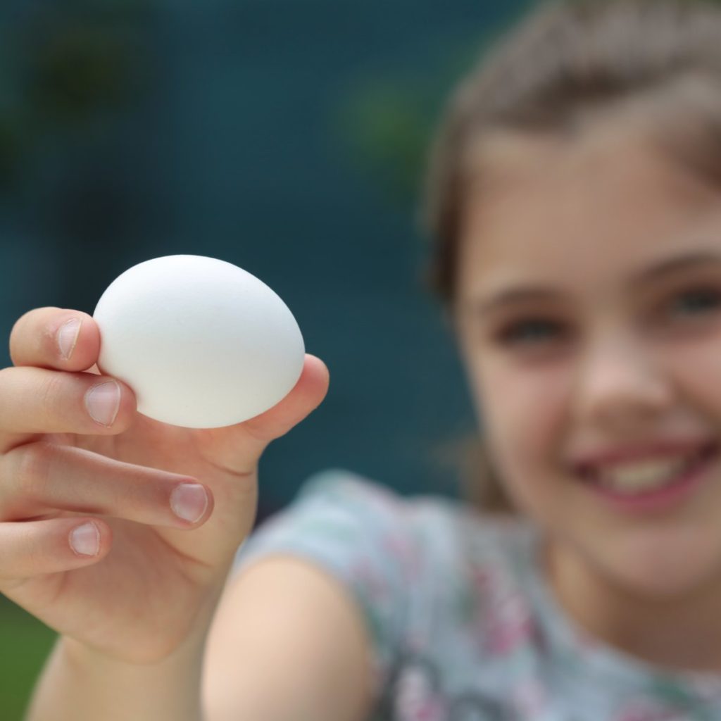 Foto: Mädchen präsentiert Ei