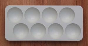 Foto: leerer Eier-Ständer aus Kühlschrank