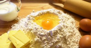 Foto: Eier, Mehl, Butter und Milch stehen für das Plätzchenbacken bereit (Copyright: silviarita – pixabay.com)