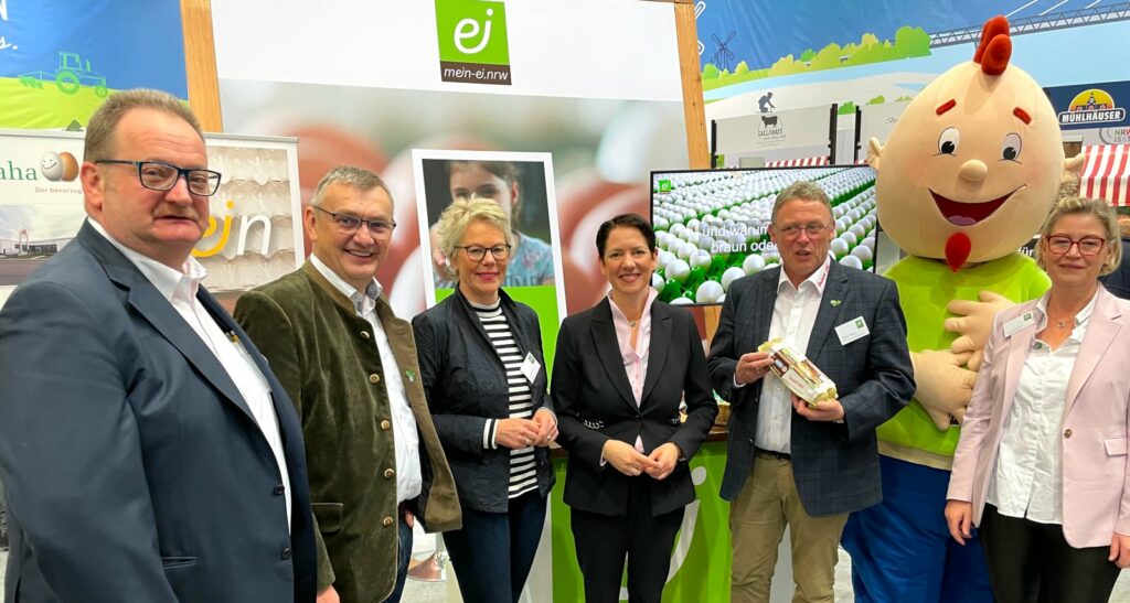 Foto: NRW-Landwirtschaftsministerin Silke Gorißen mit den Ehepaaren Amshoff und Vriesen am ersten Tag der Grünen Woche 2023 (Copyright: Jörg Meyer | jumpr.com)