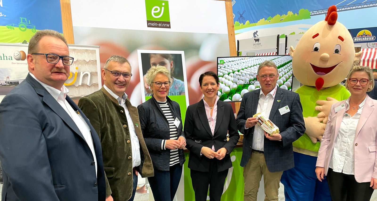 Foto: NRW-Landwirtschaftsministerin Silke Gorißen mit den Ehepaaren Amshoff und Vriesen am ersten Tag der Grünen Woche 2023 (Copyright: Jörg Meyer | jumpr.com)