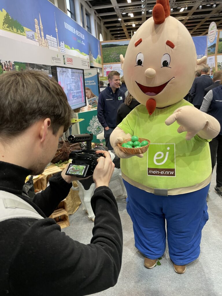 Foto: mein-ei.nrw-Maskottchen "Kei" auf der Grünen Woche 2023 (Copyright: Jörg Meyer | jumpr.com)