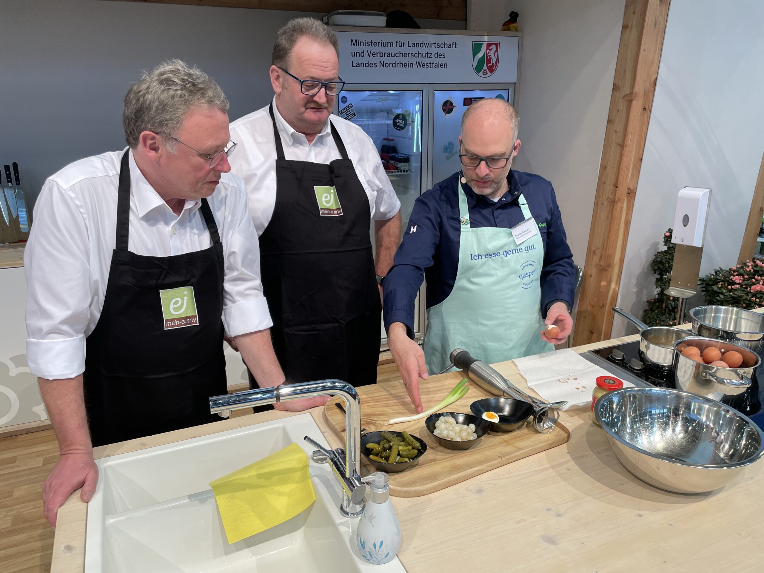 Foto: das Team von mein-ei.nrw während der Kochshow mit Dennis Gasper auf der Grünen Woche 2023 (Copyright: Jörg Meyer | jumpr.com)