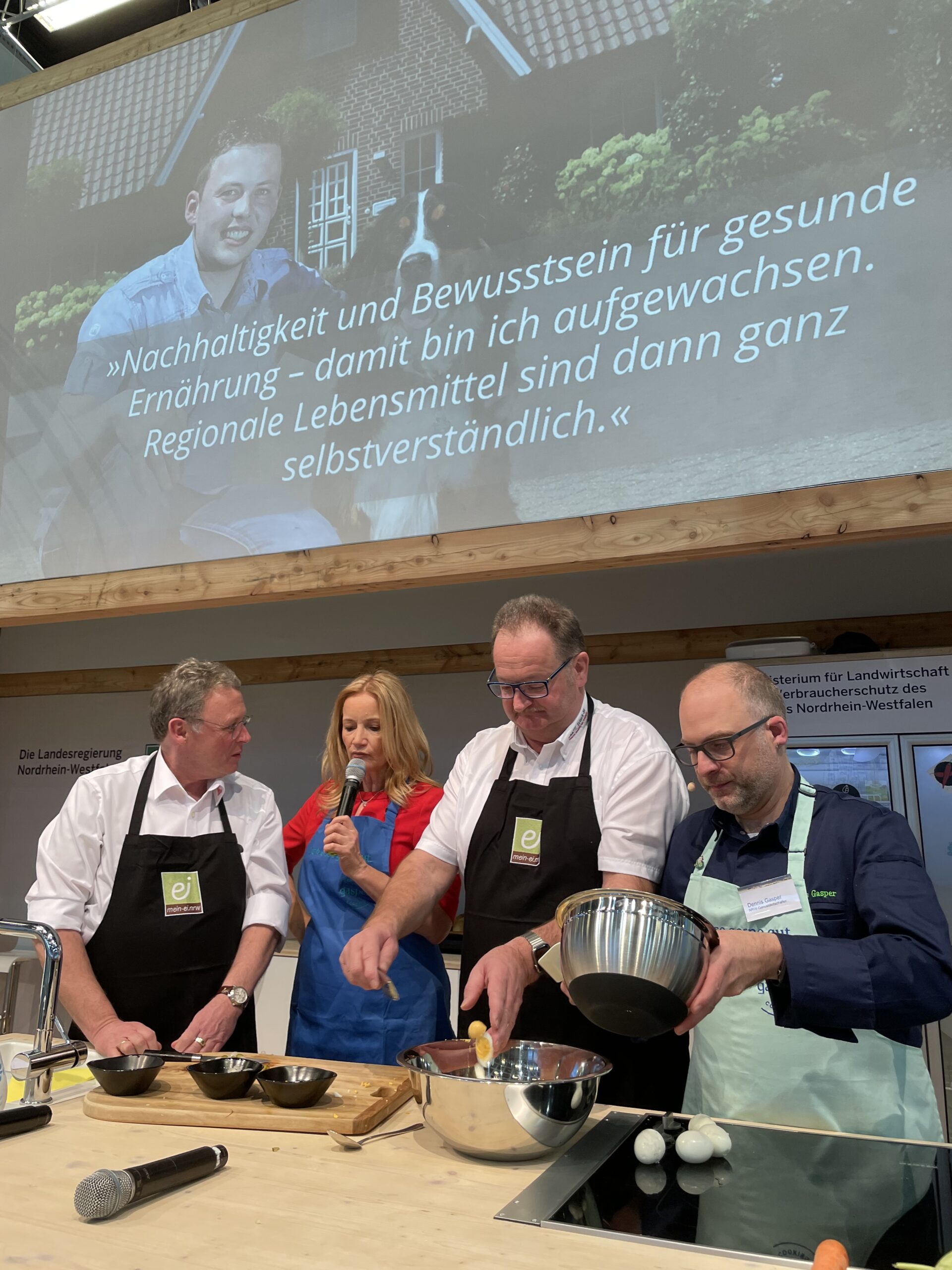 Foto: das Team von mein-ei.nrw während der Kochshow mit Dennis Gasper auf der Grünen Woche 2023 (Copyright: Jörg Meyer | jumpr.com)