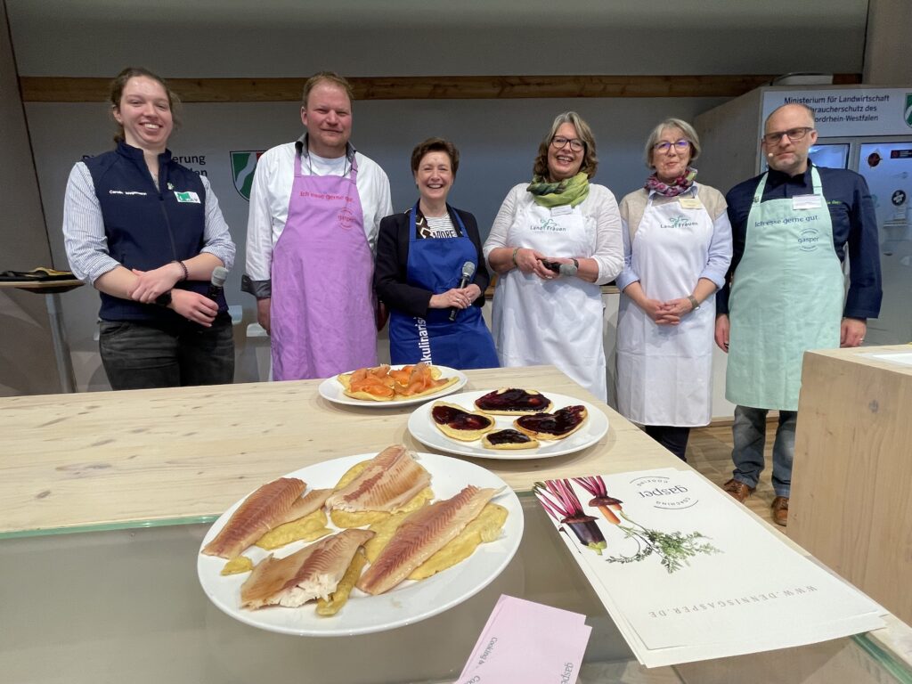 Foto: das Team von #AusGutemGrundAusNRW während der Kochshow mit Dennis Gasper auf der Grünen Woche 2023 (Copyright: Jörg Meyer | jumpr.com)