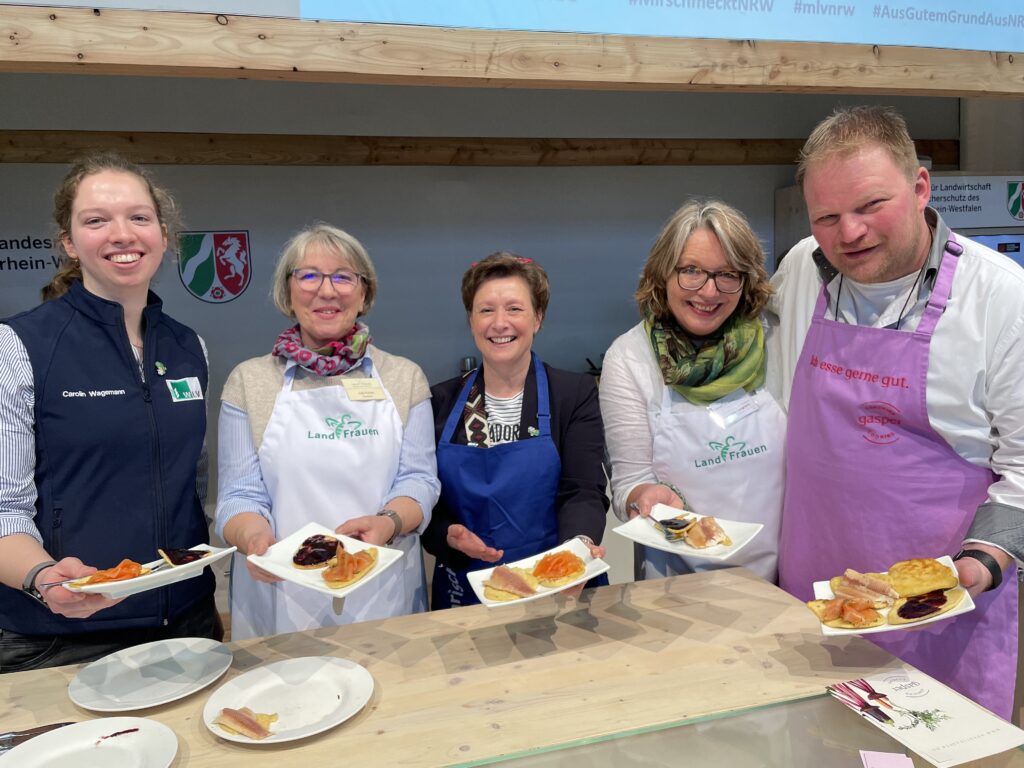 Foto: das Team von #AusGutemGrundAusNRW während der Kochshow mit Dennis Gasper auf der Grünen Woche 2023 (Copyright: Jörg Meyer | jumpr.com)