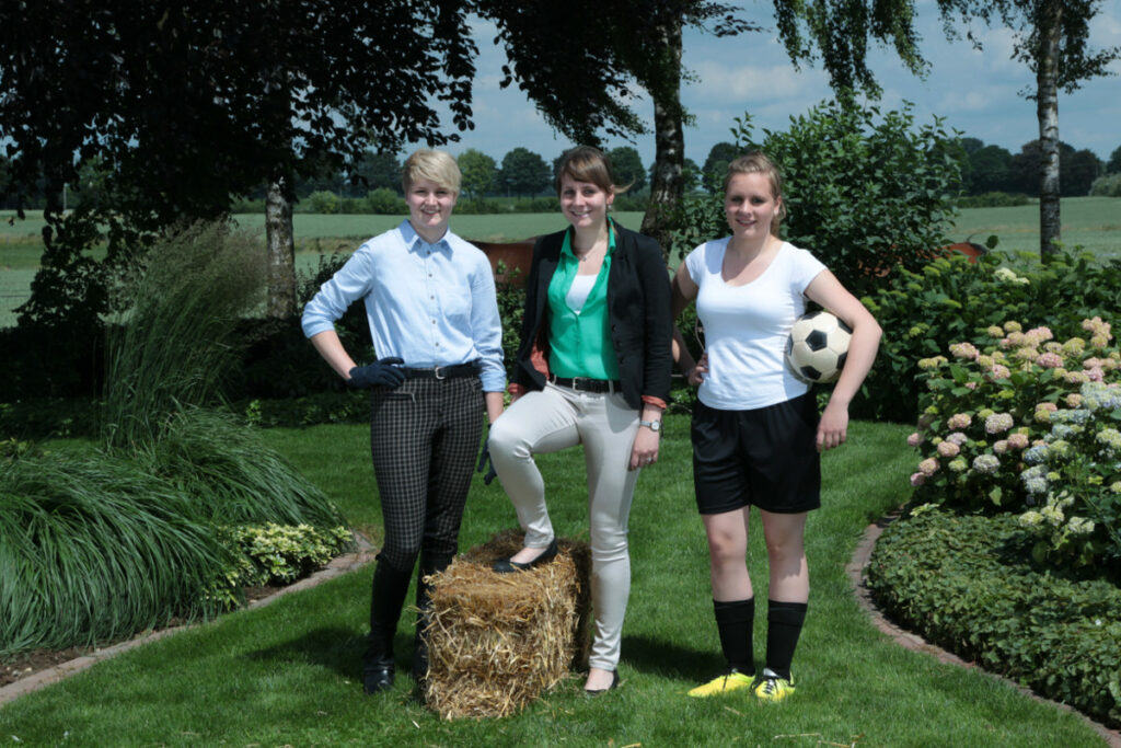 Foto: Anne, Judith und Lea arbeiten mit auf dem Eierhof der Eltern und haben großes Vertrauen in heimische Lebensmittel
