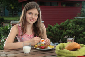 Foto: Mädchen mit Frühstücksei
