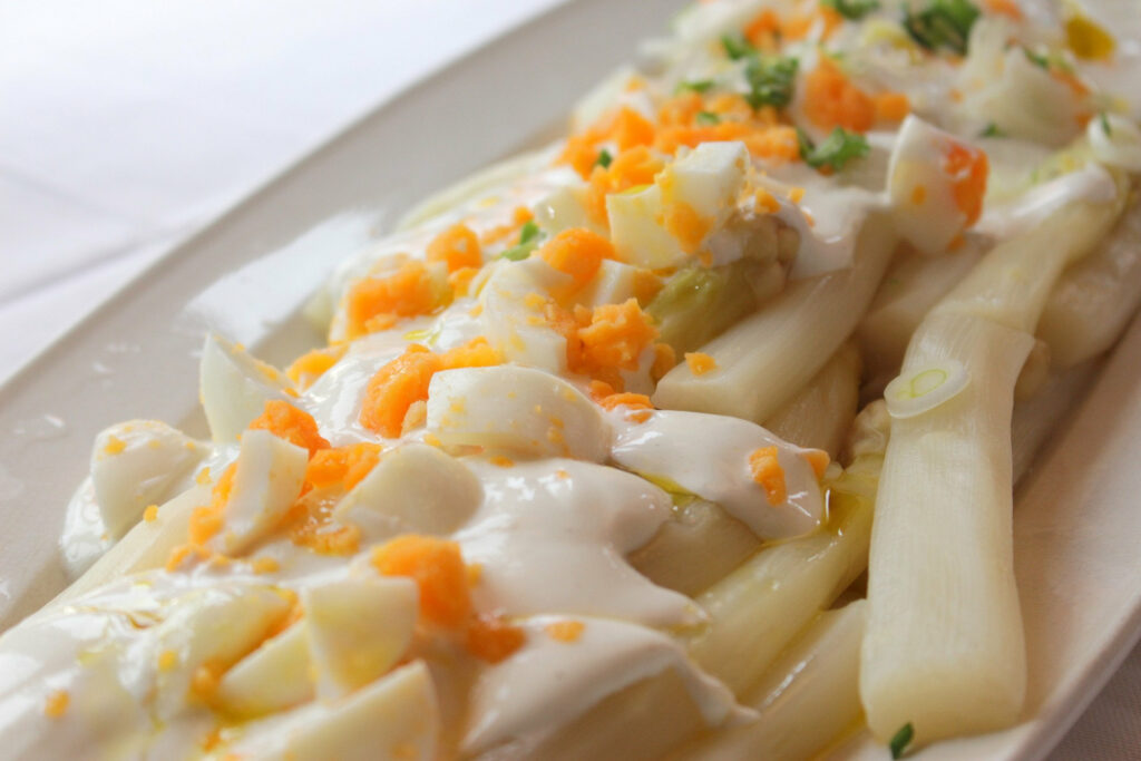 Foto: Spargel mit Ei und Sauce Hollandaise (Copyright: NilsJakob - pixabay.com)