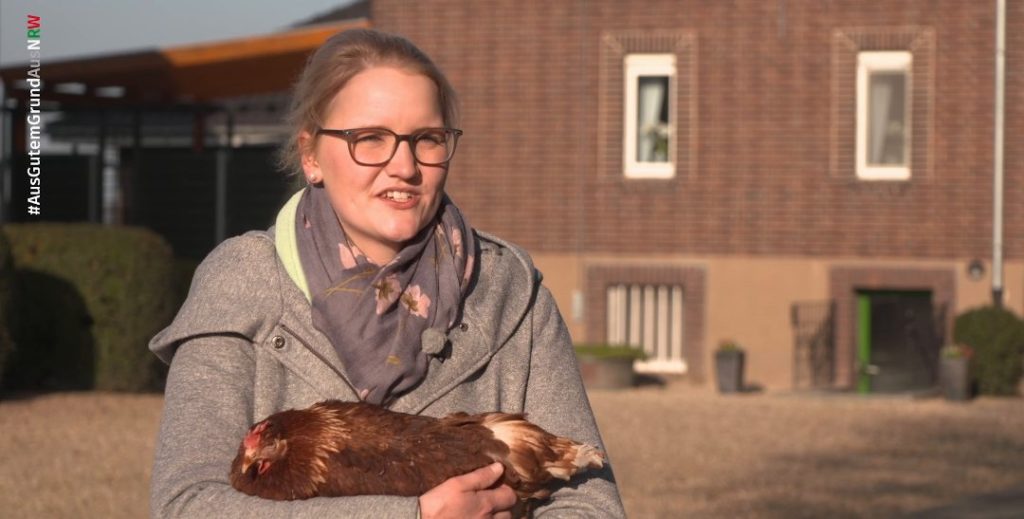 Videostandbild: Anne Reuvers mit Legehenne (Copyright: ausgutemgrundausnrw.de)